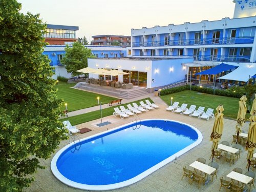 Vonkajší areál hotela Senec s bazénom